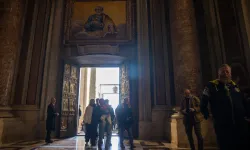 Pilgrims cross the Holy Door of St. Peter’s Basilica in the Vatican on Dec. 25, 2024. / Credit: Daniel Ibáñez/EWTN News