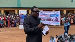 Fr. Remigius Ihyula addressing IDPs at a food distribution event at the Ortese IDP Camp in Makurdi. Credit: Courtesy Photo