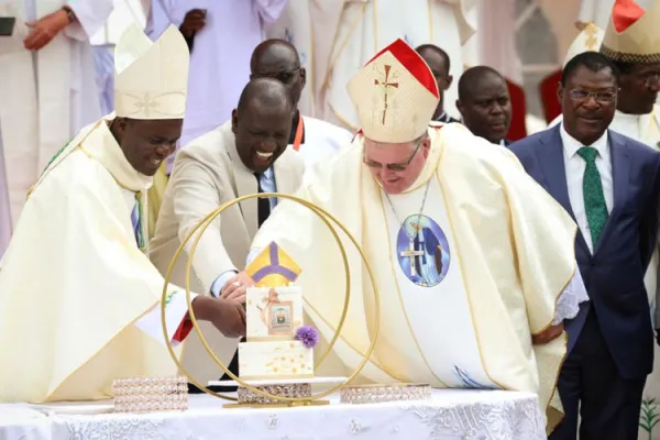 Cake cutting session after Episcopal Consecration of Kenyan Bishop. From left: Newly Consecrated Local Ordinary of Kitale Diocese in Kenya, Bishop Henry Juma Odonya, President of Kenya, Dr. William Ruto, Bishop emeritus of Kitale Diocese, Maurice Anthony Crowley. Credit: Moses Mpuria/Sheshi Visual Arts
