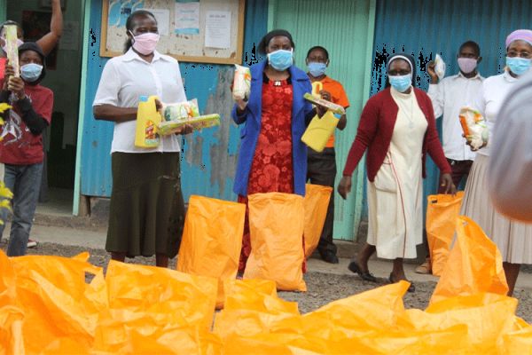 Members of the Congregation of the Little Sisters of Saint Francis (LSOSF) in Kenya donating food items to slum dwellers at St. Mary's Mukuru Parish in the Archdiocese of Nairobi. / Fr. John Munjuri