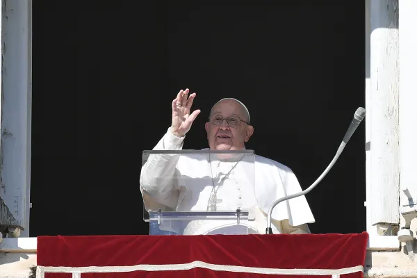 Family Dialogue Defeats Digital Distraction: Pope Francis