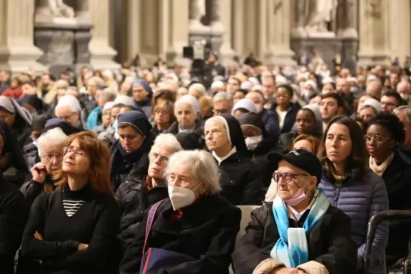 "Trust in Providence": Faithful Pray for Benedict XVI at Special Mass in Rome