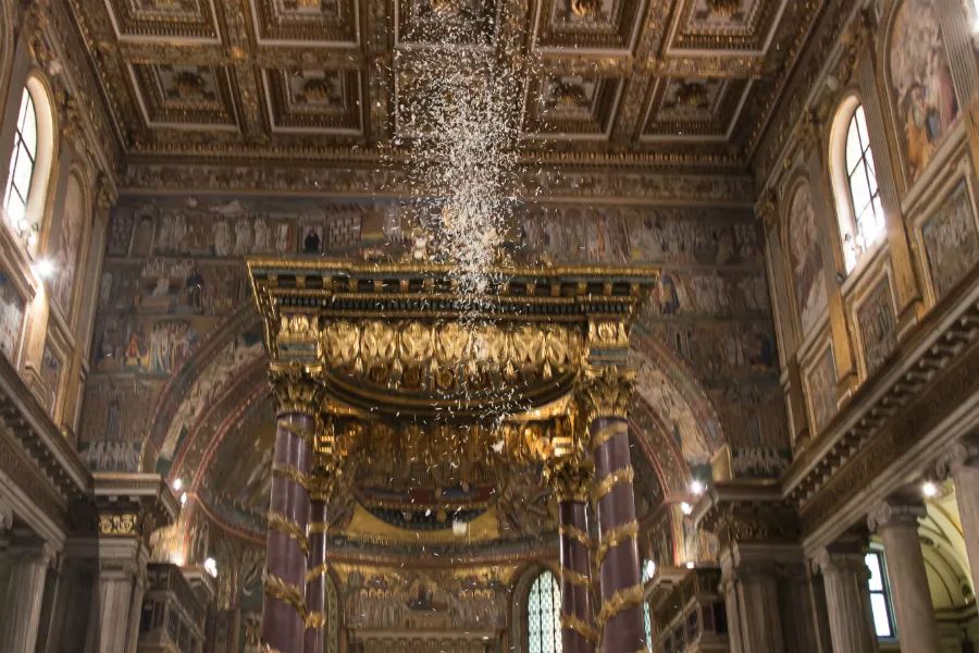 Paus Fransiskus menghadiri perayaan memperingati “Keajaiban Salju” di Roma
