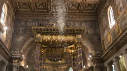 Rose petals fall in St. Mary Major Basilica Aug. 5, 2017 to commemorate the "miracle of the snow." / Daniel Ibanez/CNA.