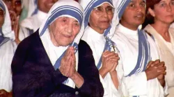 Mother Teresa (left) smiles during Mass at Sacred Heart Catholic Church in Atlanta on June 12, 1996. / Credit: Doug Collier/AFP via Getty Images