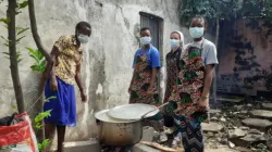 Internally Displaced People seeking refuge in Mozambique's Catholic Diocese of Pemba preparing a meal for people arriving from Palma. / Denis Hurley Peace Institute