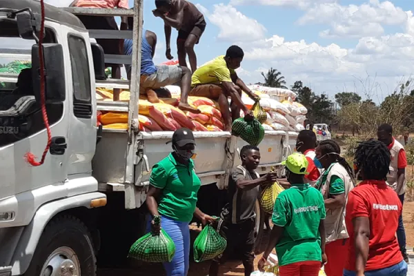 Emergency aid for displaced families in Pemba. Credit: Johan Viljoen