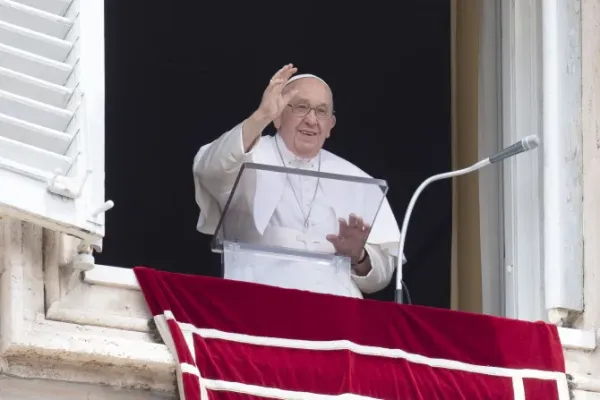 Pope Francis Explains Why Catholics Make the Sign of the Cross