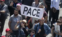 Pilgrims in St. Peter’s Square hold up a sign that says “pace,” which means “peace” in Italian. / Credit: Vatican Media