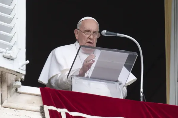 Pope at Angelus: By Loving Others, "we reflect the Father’s love like mirrors"