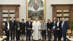 Pope Francis with members of the group Leaders Pour la Paix at the Vatican, Dec. 2, 2022 | Vatican Media