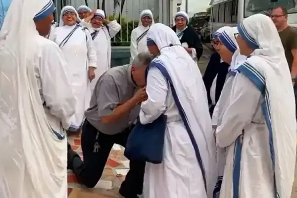 Bishop Eugenio Salazar Mora kneels before the superior of the Missionaries of Charity expelled from Nicaragua on July 6, 2022. Credit: Facebook / Video capture