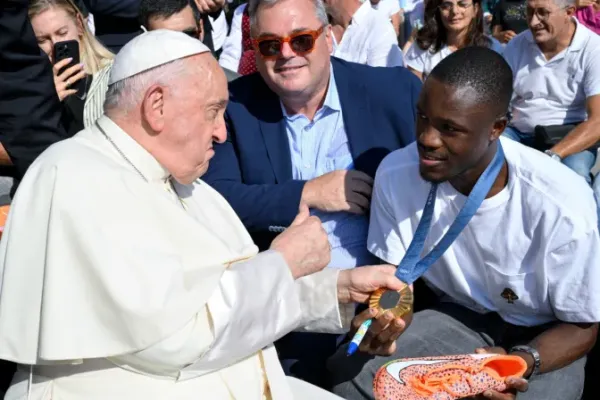 Pope Francis Blesses Shoes of Botswana’s Letsile Tebogo, Winner of Gold in 200 meters at Paris Olympics