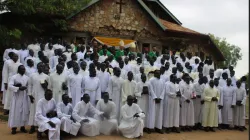 Pietro Cardinal Parolin with Seminarians from St. Paul Major Seminary after the Mass in Juba. Credit: ACI Africa