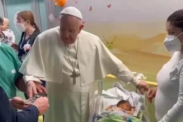 Pope Francis Visits Pediatric Oncology Ward at Hospital, Baptizes Newborn Baby