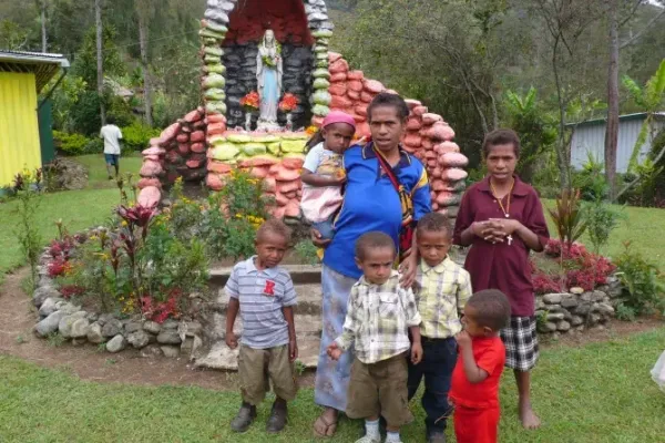 Some People in Papua New Guinea Walked Three Weeks to See Pope Francis