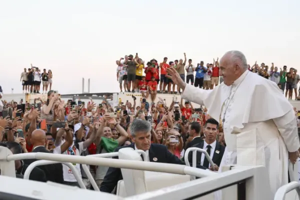 At World Youth Day Vigil, Pope Francis Urges Catholics to be "roots of joy"