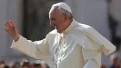 Pope Francis waves to pilgrims in St. Peter's Square on Sept. 9, 2015 for the general audience./ Daniel Ibanez/CNA.