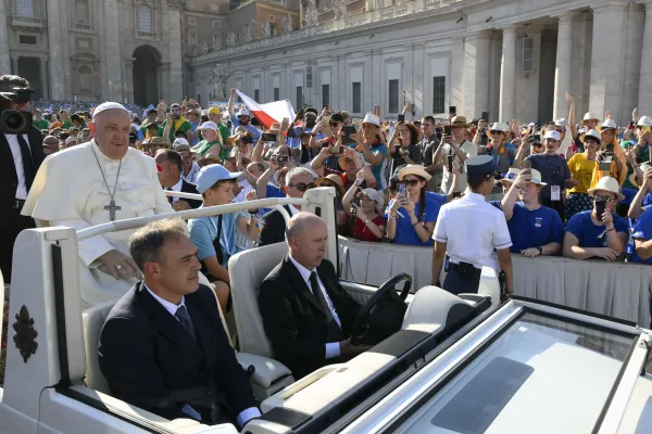 Pope Tells Altar Servers Jesus is with them in "that act of love which is the Eucharist"