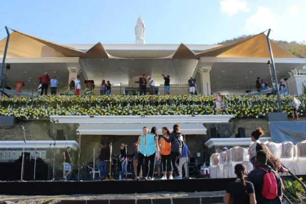 “Disappointed, but following Pope,” 3,000 Reunions Join Papal Mass in Mauritius