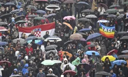 Umbrellas dotted St. Peter’s Square on the rainy Sunday afternoon as Jubilee pilgrims braved the weather to hear Pope Francis give his Angelus message on Jan. 5, 2025. / Credit: Vatican Media