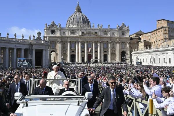 Pope Francis Prays for Victims of Moscow Terrorist Attack at Palm Sunday Mass