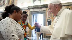 Pope Francis meets with members of the Arché Foundation at the Vatican, Sept. 2, 2021./ Vatican Media.