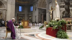 Pope Francis reads the Act of Consecration to the Immaculate Heart of Mary in St. Peter’s Basilica, March 25, 2022. Vatican Media.