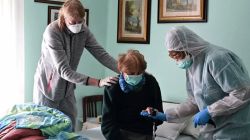 Sister Angel Bipendu (Rught) makes home visits within Zogno, a commune of 9,000 in the province of Bergamo, where the coronavirus has killed about 2,000 people. / AFP