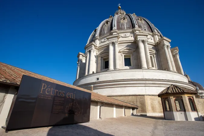 The entrance of the “Pétros ení” exhibition on the terrace of St. Peter’s Basilica.