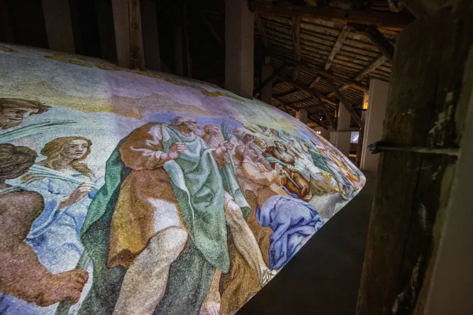 The “Pétros ení” exhibition on the terrace of St. Peter’s Basilica.