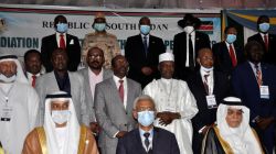 Delegates pose for a photograph during the signing of a peace agreement between Sudan's power-sharing government and five key rebel groups in Juba, South Sudan August 31, 2020. / REUTERS/Samir Bol