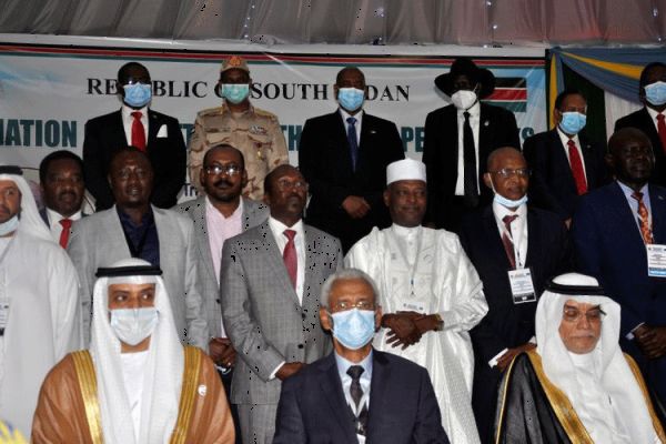 Delegates pose for a photograph during the signing of a peace agreement between Sudan's power-sharing government and five key rebel groups in Juba, South Sudan August 31, 2020. / REUTERS/Samir Bol