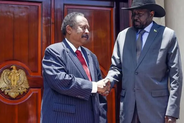 Sudan Prime Minister Abdalla Hamdok (left) and South Sudan President Salva Kiir