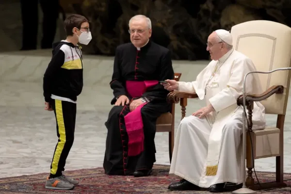 Pope Francis Thanks Child for Giving Impromptu “lesson” at Wednesday General Audience