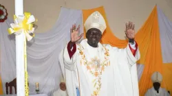 Bishop Emmanuel Bernardino Lowi Napeta greets the faithful at his Episcopal Ordination in Torit Diocese. Credit: Radio Bakhita