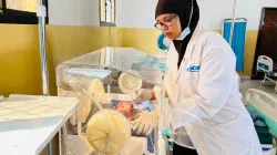 Nurse Habiba, doing a 3 hour treatment and management to Baby NICU. Credit Trócaire Somalia.