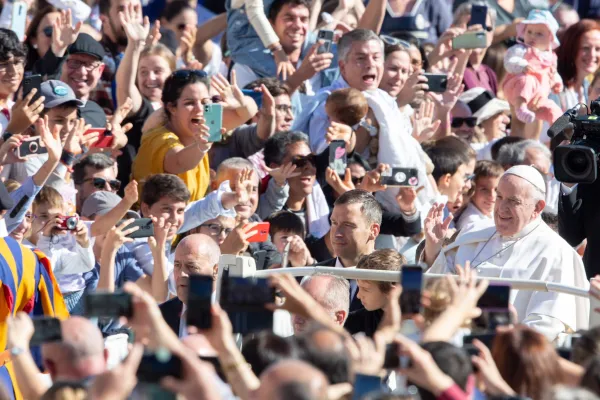 "Do not look at your navel": Pope Francis Tells Communion and Liberation Leader