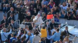 Pilgrims wave a Chinese flag at the general audience with Pope Francis, Oct. 12, 2022. | Vatican Media.