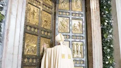 Pope Francis opens the Holy Doors at St. Peter's Basilica to begin the Year of Mercy, Dec. 8, 2015. / Credit: L'Osservatore Romano