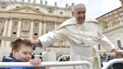 Pope Francis with Peter Lombardi at the General Audience in St. Peter's Square, March 28, 2018. Credit: Vatican Media.