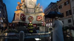 Pope Francis prays before the statue of the Immaculate Conception in Rome’s Piazza di Spagna Dec. 8, 2020. Vatican Media.