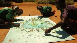 Children in South Sudan participating in the rosary campaign. ACN