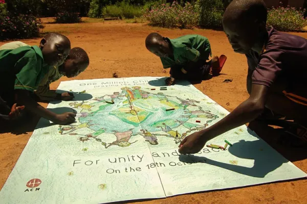 Children in South Sudan participating in the rosary campaign. ACN