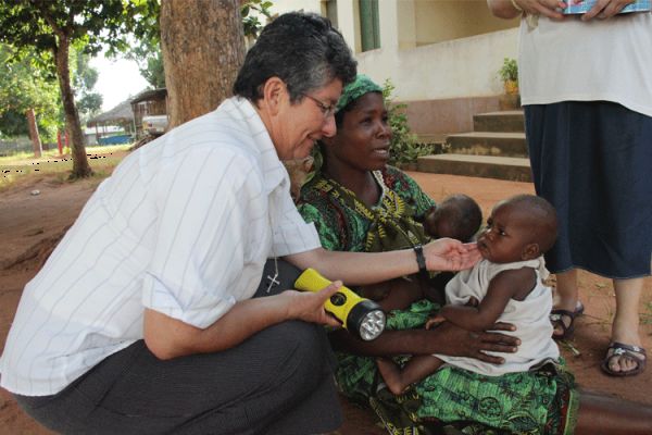 Carmelite Nuns providing aid to victims of violence in Cabo Delgado, Mozambique / Aid to the Church in Need (ACN International)