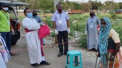 An African Bishop reaching out to needy people affected by COVID-19 restrictions. / ACN