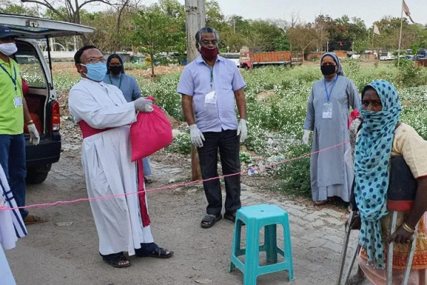 An African Bishop reaching out to needy people affected by COVID-19 restrictions. / ACN