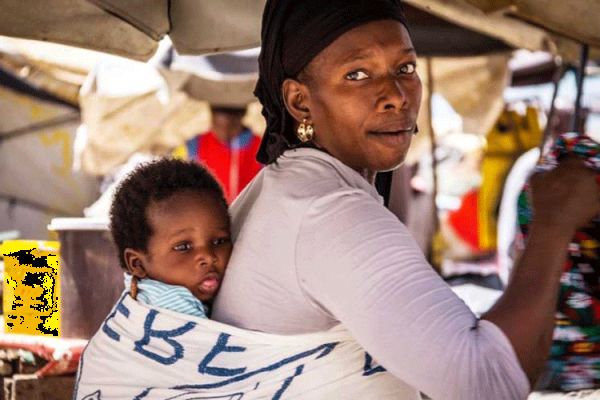 A young mother carrying her baby at  Salesian shelter for underage single mothers in Luanda, Angola. / Agenzia Info Salesiana (ANS)