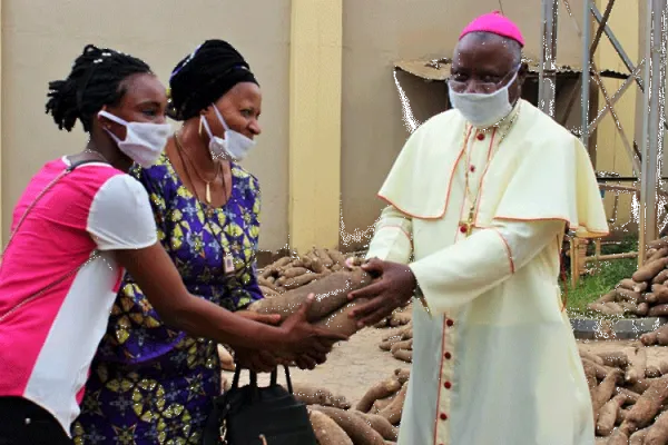 Archbishop Ignatius Kaigama distributing palliatives to vulnerable Nigerian citizens in order to cushion the effects of the Lockdown. / Archdiocese of Abuja