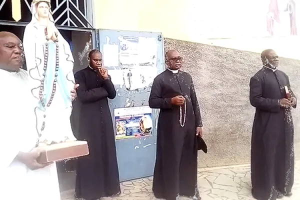 Priests in the Archdiocese of Douala reciting the Rosary with the Statue of the Blessed Virgin Mary during Monday's Procession around the city of Douala, Cameroon. / ACI Africa